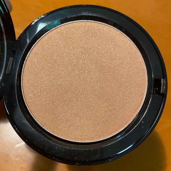 Bobbi Brown Illuminating Bronzing Powder - Picture 5 of 11
